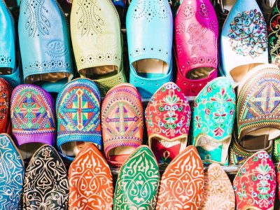 zapatos-en-mercado-en-marruecos